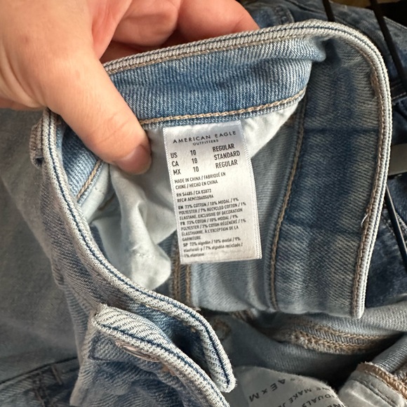 American Eagle relaxed mom jean straight in size 10 regular - Picture 6 of 6